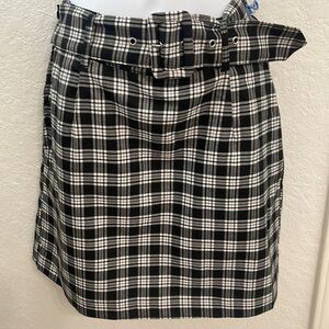 Divided by H&M NWT Size 6 Black and White Plaid Skirt with side zipper.